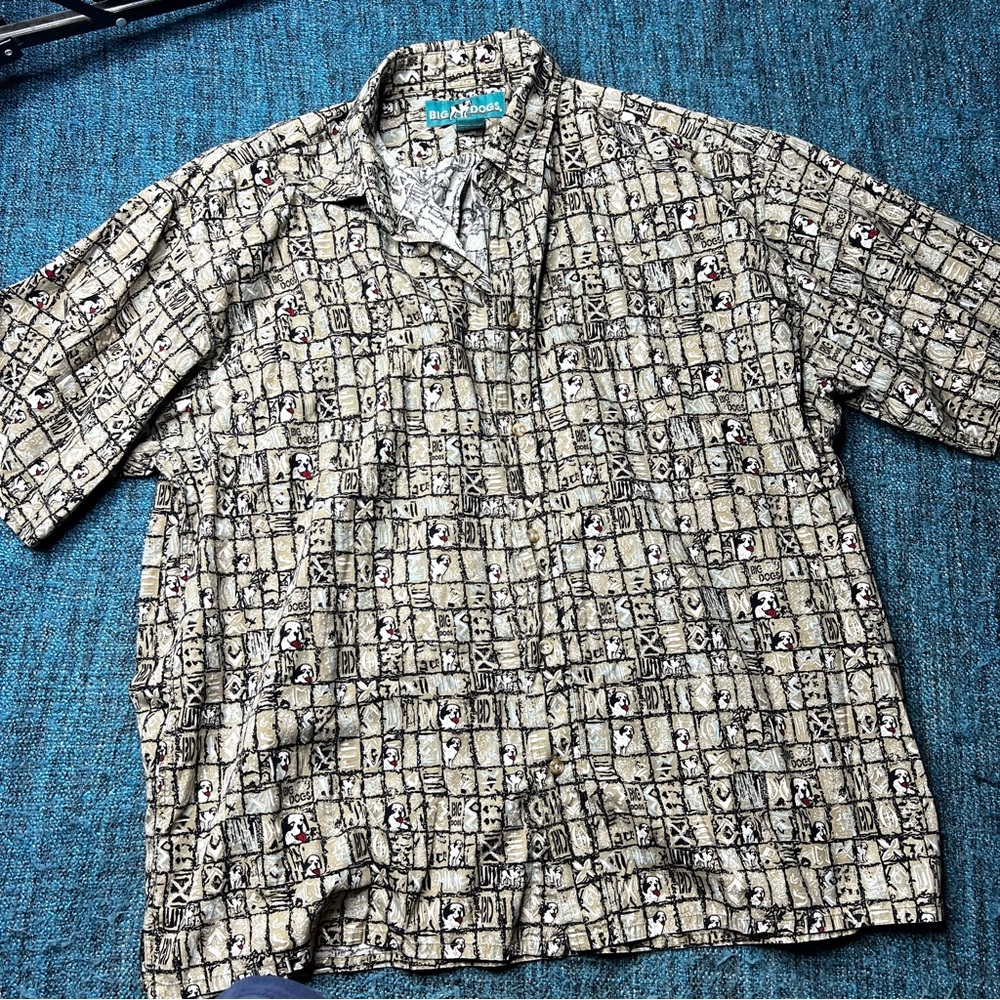 Vintage Big Dogs Mens Allover Print Button Up Shirt Short Sleeve Size XL Tan